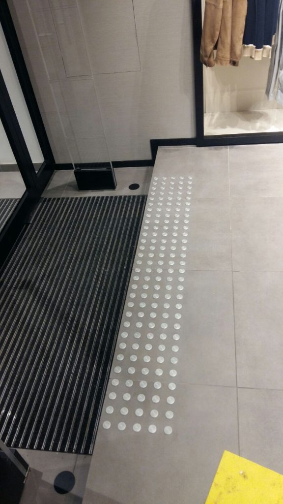 Instalación. Botón podotactil