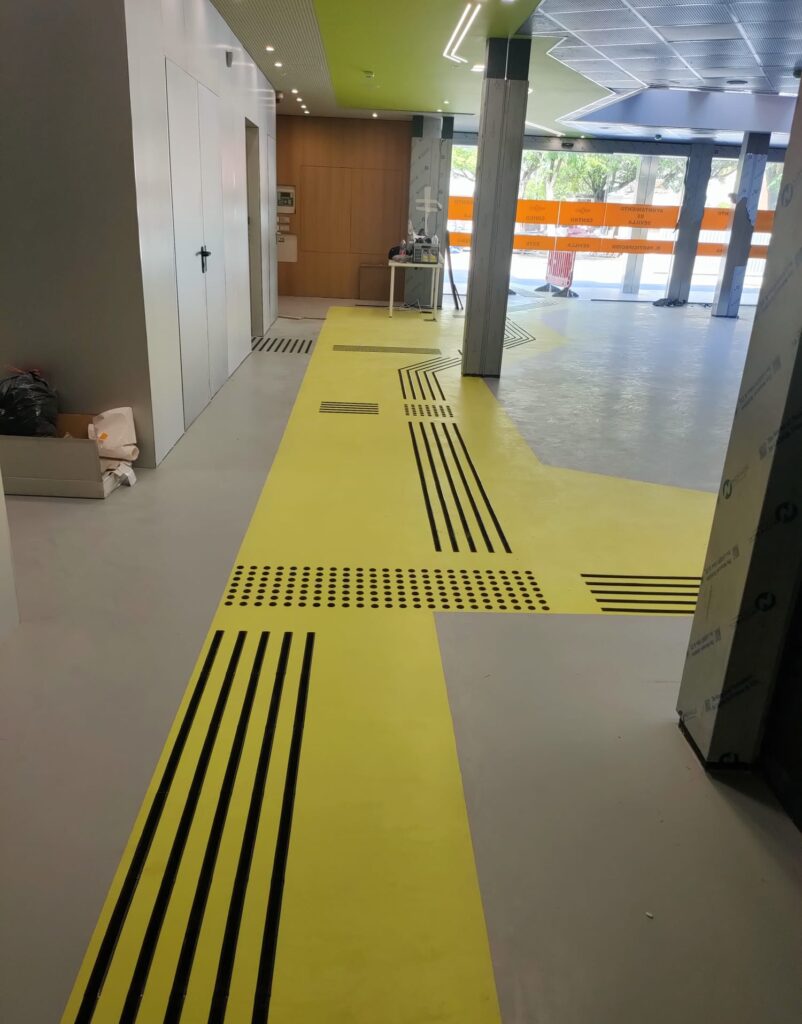 Salón pasillo de Bandas podotactiles